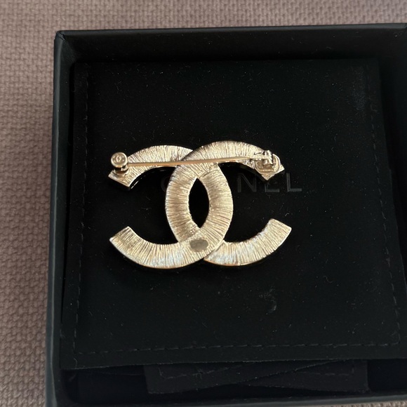 CHANEL CC Brooch / Pin – Champagne Gold with Crystals - Picture 4 of 10
